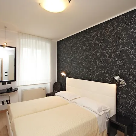 Отель Roma 3*